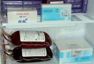 Figura 2. Las muestras de sangre se almacenan refrigeradas.